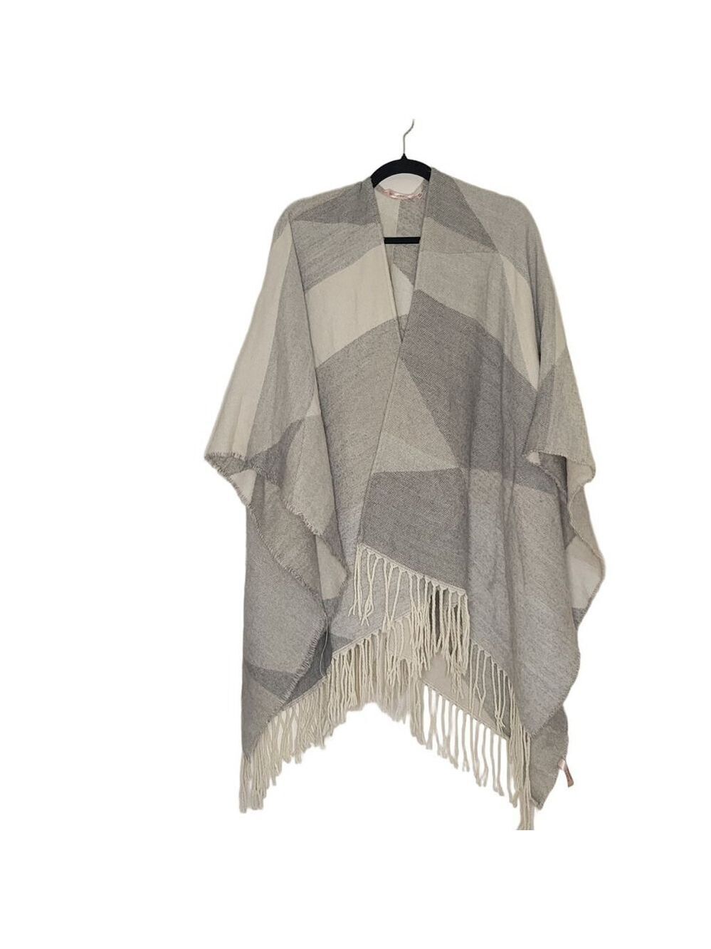 Women's La Vie en Rose Gray & White Geometric Poncho Shrug